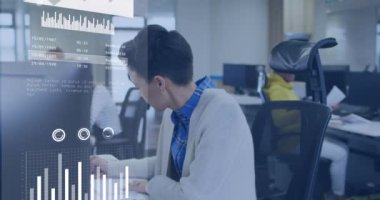 Ofisteki çeşitli iş adamları üzerinde veri işleme animasyonu. Küresel iş ve dijital arayüz kavramı dijital olarak oluşturulmuş video.