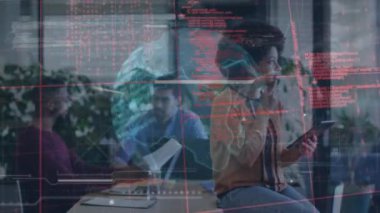 Ofiste tablet kullanan Afro-Amerikan kadın üzerinde küresel ağ ve veri işleme animasyonu. Küresel iletişim ağı, dijital arayüz ve dijital olarak oluşturulan iş konsepti.