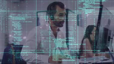 Ofisteki bilgisayar ve kulaklık kullanan iki farklı meslektaşın veri işleme animasyonu. Küresel iletişim ağı, dijital arayüz ve dijital olarak oluşturulmuş iş veri konsepti.