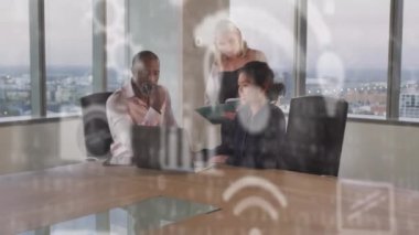 Ofisteki çeşitli iş adamları üzerinde veri işleme animasyonu. Küresel iş ve dijital arayüz kavramı dijital olarak oluşturulmuş video.