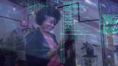 Ofiste tablet kullanan gülümseyen Afro-Amerikan iş kadınının veri işleme animasyonu. Küresel iletişim ağı, dijital arayüz ve dijital olarak oluşturulmuş iş veri konsepti.