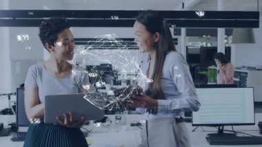 Ofisteki çeşitli iş adamları üzerinde veri işleme animasyonu. Küresel iş ve dijital arayüz kavramı dijital olarak oluşturulmuş video.