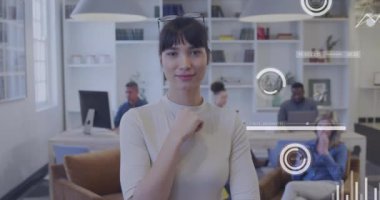 Ofisteki çeşitli iş adamları üzerinde veri işleme animasyonu. Küresel iş ve dijital arayüz kavramı dijital olarak oluşturulmuş video.