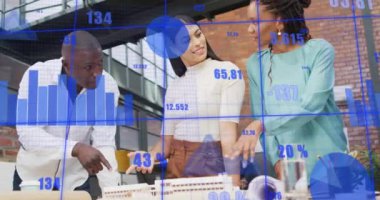 Ofisteki çeşitli iş adamları üzerinde veri işleme animasyonu. Küresel iş ve dijital arayüz kavramı dijital olarak oluşturulmuş video.