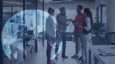 Ofiste bulunan çeşitli meslektaşların beyin fırtınalarıyla ilgili küresel ve ağ animasyonları. Küresel iletişim ağı, dijital arayüz ve dijital olarak oluşturulan iş konsepti.