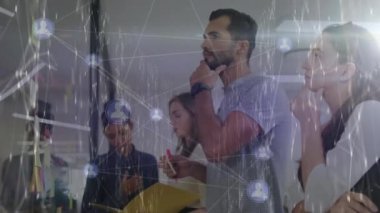 İletişim ağlarının animasyonu ve çeşitli meslektaşların ofiste beyin fırtınası yapması üzerine ikonlar. Küresel iletişim ağı, dijital arayüz ve dijital olarak oluşturulan iş konsepti.