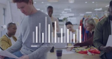 Ofisteki çeşitli iş adamları üzerinde veri işleme animasyonu. Küresel iş ve dijital arayüz kavramı dijital olarak oluşturulmuş video.