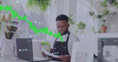 Afro-Amerikan iş adamının ofisinde veri işleme animasyonu. Küresel iş ve dijital arayüz kavramı dijital olarak oluşturulmuş video.