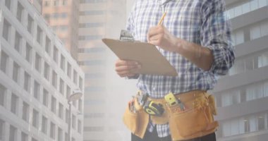 Beyaz erkek işçilere karşı şehir manzarası animasyonu. Küresel iş ve dijital arayüz kavramı dijital olarak oluşturulmuş video.