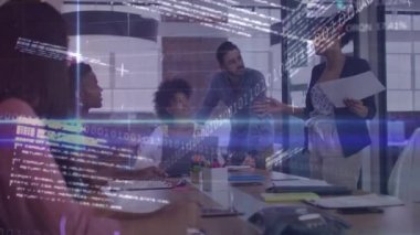 Ofis toplantısındaki çeşitli iş arkadaşlarıyla ilgili verileri işleme animasyonu. Küresel iletişim ağı, dijital arayüz ve dijital olarak oluşturulan iş konsepti.