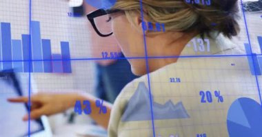 Kafkas iş kadınının ofisinde veri işleme animasyonu. Küresel iş ve dijital arayüz kavramı dijital olarak oluşturulmuş video.