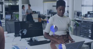 Ofisteki çeşitli iş adamları üzerinde veri işleme animasyonu. Küresel iş ve dijital arayüz kavramı dijital olarak oluşturulmuş video.