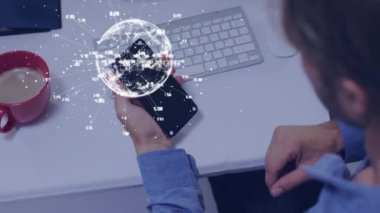 Kafkasyalı iş kadınının ofisteki dünya ve veri işleme animasyonu. Küresel iş ve dijital arayüz kavramı dijital olarak oluşturulmuş video.