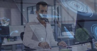 Ofisteki bilgisayarı kullanan melez iş adamının arayüz işleme verilerinin animasyonu. Küresel iletişim ağı, dijital arayüz ve dijital olarak oluşturulmuş iş veri konsepti.