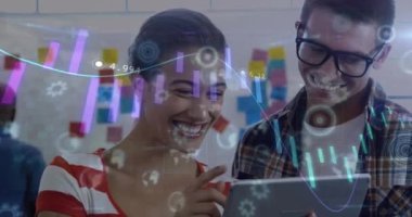 Gülümseyen beyaz erkek ve kadın meslektaşlar üzerindeki grafik ve işleme verilerinin animasyonu. Küresel iletişim ağı, dijital arayüz ve dijital olarak oluşturulan iş konsepti.