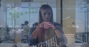 Ofiste video görüşmesi yapan beyaz iş kadınının veri işleme animasyonu. Küresel iletişim ağı, dijital arayüz ve dijital olarak oluşturulmuş iş veri konsepti.