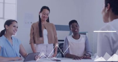 Ofisteki çeşitli iş adamları üzerinde veri işleme animasyonu. Küresel iş ve dijital arayüz kavramı dijital olarak oluşturulmuş video.