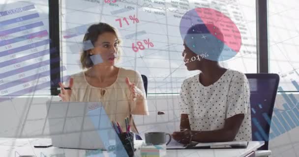 Ofiste Tartışan Iki Farklı Kadınının Çizelge Işleme Verilerinin Animasyonu Küresel — Stok video