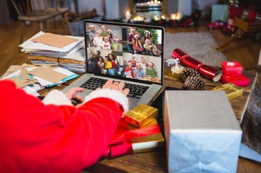 Kafkasyalı kıdemli bir adam çeşitli insanlarla yılbaşı videosu çekiyor. İletişim teknolojisi ve noel, dijital kompozit görüntü.