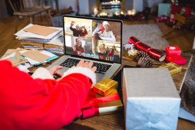 Kafkasyalı kıdemli bir adam çeşitli insanlarla yılbaşı videosu çekiyor. İletişim teknolojisi ve noel, dijital kompozit görüntü.