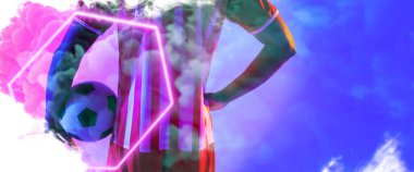 Elleri kalça hizasında, dumanın üstünde yanan altıgen tarafından tutulan melez bir adamın orta kısmı. Boşluğu kopyala, kompozit, spor, futbol, mavi, rekabet, neon, illüstrasyon, parlama ve soyut