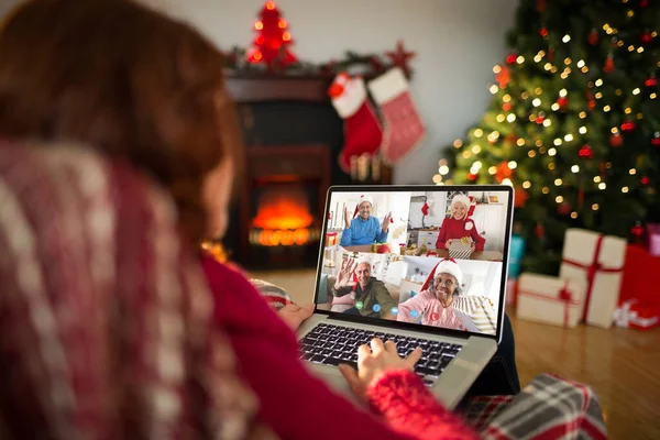 笔记本电脑在靠背椅上 在圣诞节期间在家打字在客厅里的红发女郎 — 图库照片