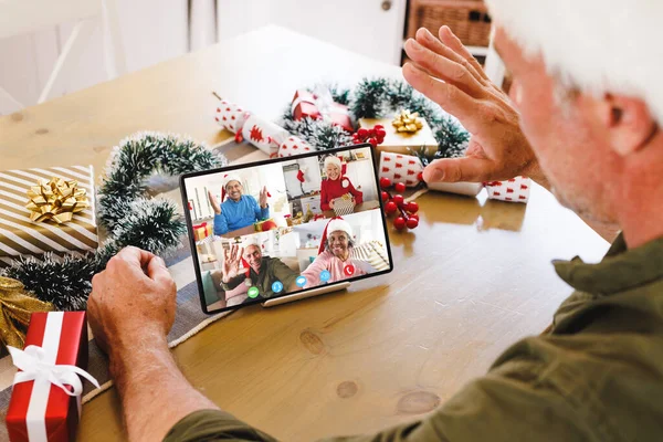 白种人头戴圣诞礼帽 与快乐多样的朋友进行视频通话 圣诞节 庆祝活动和数码合成图像 — 图库照片