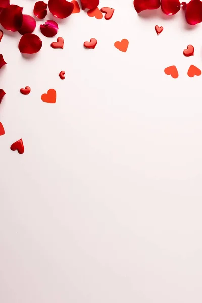 Композиція Пелюсток Троянд Сердець Білому Тлі Валентинів День Святкування Копіювання — стокове фото