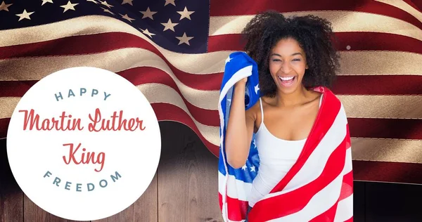 Retrato Una Sonriente Mujer Afroamericana Envuelta Una Bandera Estadounidense Por — Foto de Stock
