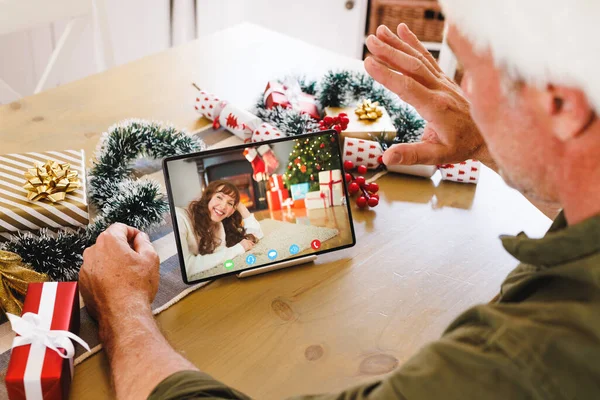 一个戴着桑塔帽的白人男人和一个快乐的高加索女人有视频通话 圣诞节 庆祝活动和数码合成图像 — 图库照片
