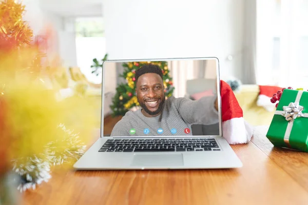 Afrikalı Amerikalı Bir Adam Dizüstü Bilgisayarında Noel Görüntüsü Alıyor Letişim — Stok fotoğraf