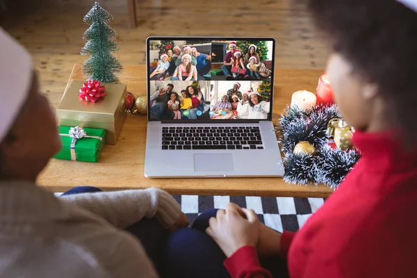 戴着圣诞礼帽的非洲裔美国人夫妇与快乐多样的家庭有圣诞视频通话 圣诞节 庆祝活动和数码合成图像 — 图库照片