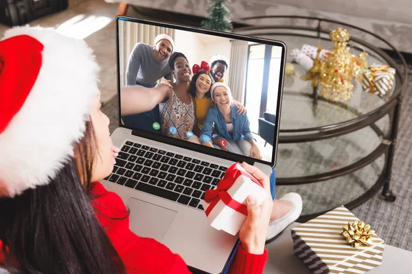 Kaukasiska Kvinna Som Har Jul Videosamtal Med Olika Människor Kommunikationsteknik — Stockfoto