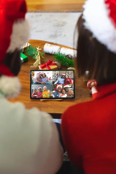 幸せな多様な友人とビデオ通話を持つクリスマスの装飾を持つ多様なカップル クリスマス お祝いとデジタル複合画像 — ストック写真