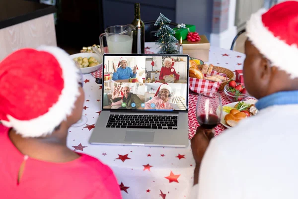 Senior Afrikanska Amerikanska Par Som Har Jul Videosamtal Med Olika — Stockfoto