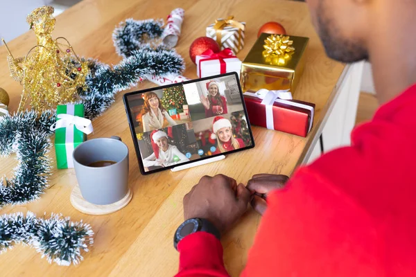 拥有圣诞装饰品的非裔美国人与快乐的高加索朋友进行视频通话 圣诞节 庆祝活动和数码合成图像 — 图库照片