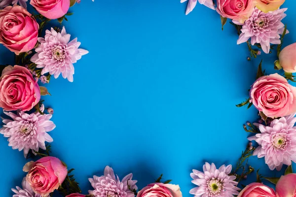 Mavi Arka Planda Gül Çelengi Kompozisyonu Sevgililer Günü Kutlama Kopyalama — Stok fotoğraf