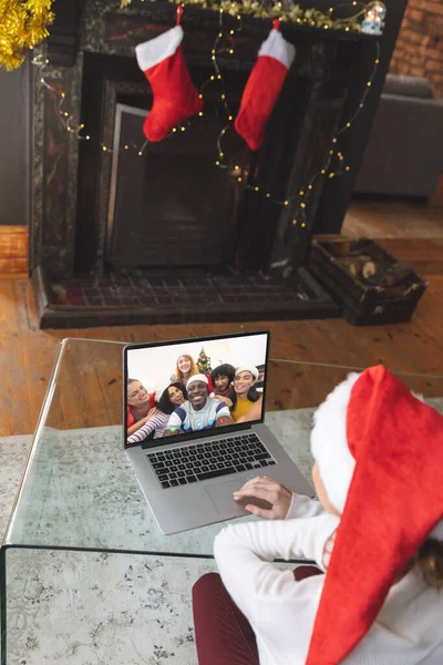 Mulher Caucasiana Tendo Chamada Vídeo Natal Com Pessoas Diversas Tecnologia — Fotografia de Stock