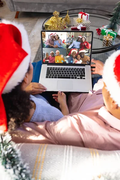 幸せな多様な友人とのビデオ通話を持つクリスマスの装飾を持つ出産のカップル クリスマス お祝いとデジタル複合画像 — ストック写真