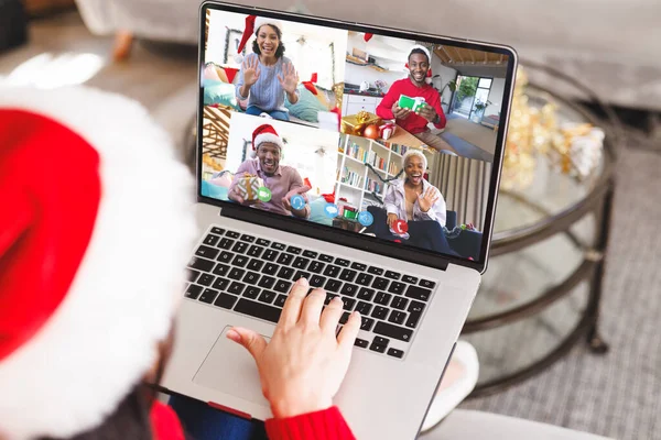 白种人女人戴着圣诞礼帽 与快乐的朋友们进行视频通话 圣诞节 庆祝活动和数码合成图像 — 图库照片