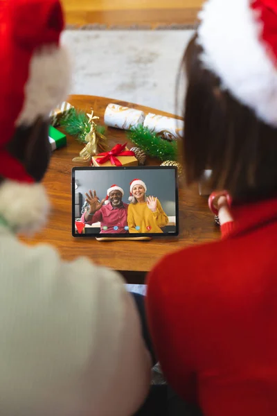 不同的夫妇与圣诞装饰有视频通话与快乐多样的夫妇 圣诞节 庆祝活动和数码合成图像 — 图库照片