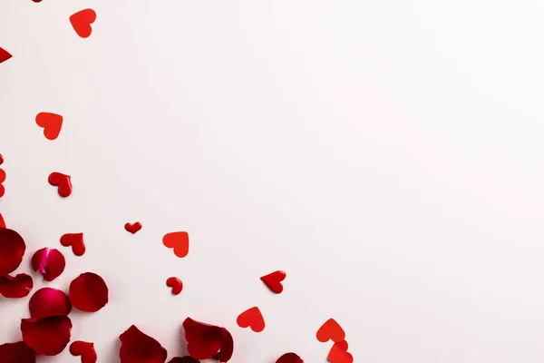 Samenstelling Van Rozenblaadjes Hartjes Witte Achtergrond Valentijnsdag Feest Kopieerruimte Digitaal — Stockfoto