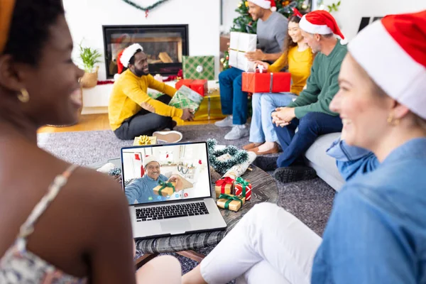 Grupo Diverso Amigos Fazendo Videochamada Natal Com Homem Biracial Sênior — Fotografia de Stock