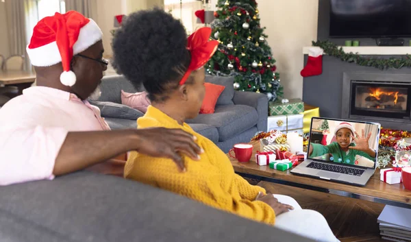 Couple Afro Américain Senior Ayant Appel Vidéo Noël Avec Garçon — Photo