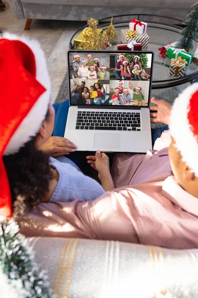Casal Afro Americano Fazendo Videochamada Natal Com Pessoas Diversas Tecnologia — Fotografia de Stock