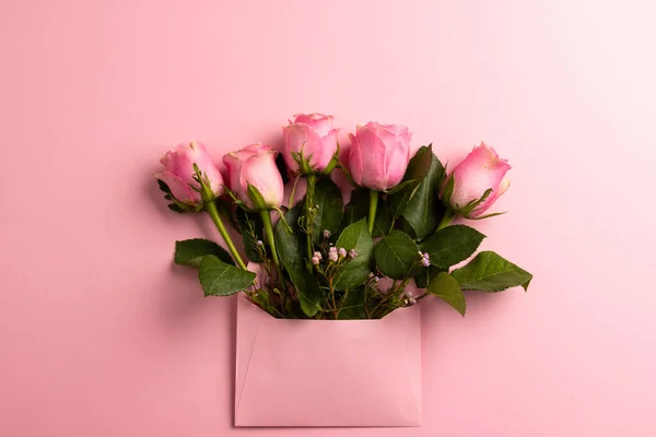 Composição Rosas Sobre Fundo Rosa Dia Dos Namorados Celebração Espaço — Fotografia de Stock
