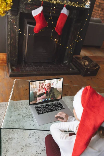 幸せな白人男性とビデオ通話を持つサンタの帽子を持つ白人女性 クリスマス お祝いとデジタル複合画像 — ストック写真