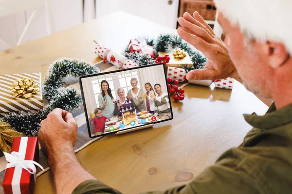 白种人 头戴圣诞礼帽 与快乐的高加索家庭有视频通话 圣诞节 庆祝活动和数码合成图像 — 图库照片