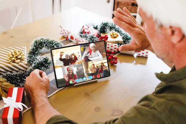 白种人头戴圣诞礼帽 与快乐的高加索朋友进行视频通话 圣诞节 庆祝活动和数码合成图像 — 图库照片