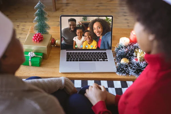 Afrikanskt Amerikanskt Par Med Tomte Hattar Som Har Jul Videosamtal — Stockfoto